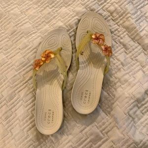 Crocs comfort thong sandals with sparkly pink floral decoration size 9